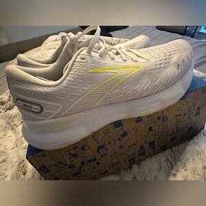 Brooks Glycerin 20 White Shoes. Size 9